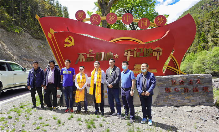 云顶集团集团党委书记、董事长任丁率队赴麻格同村推进对口帮扶事情