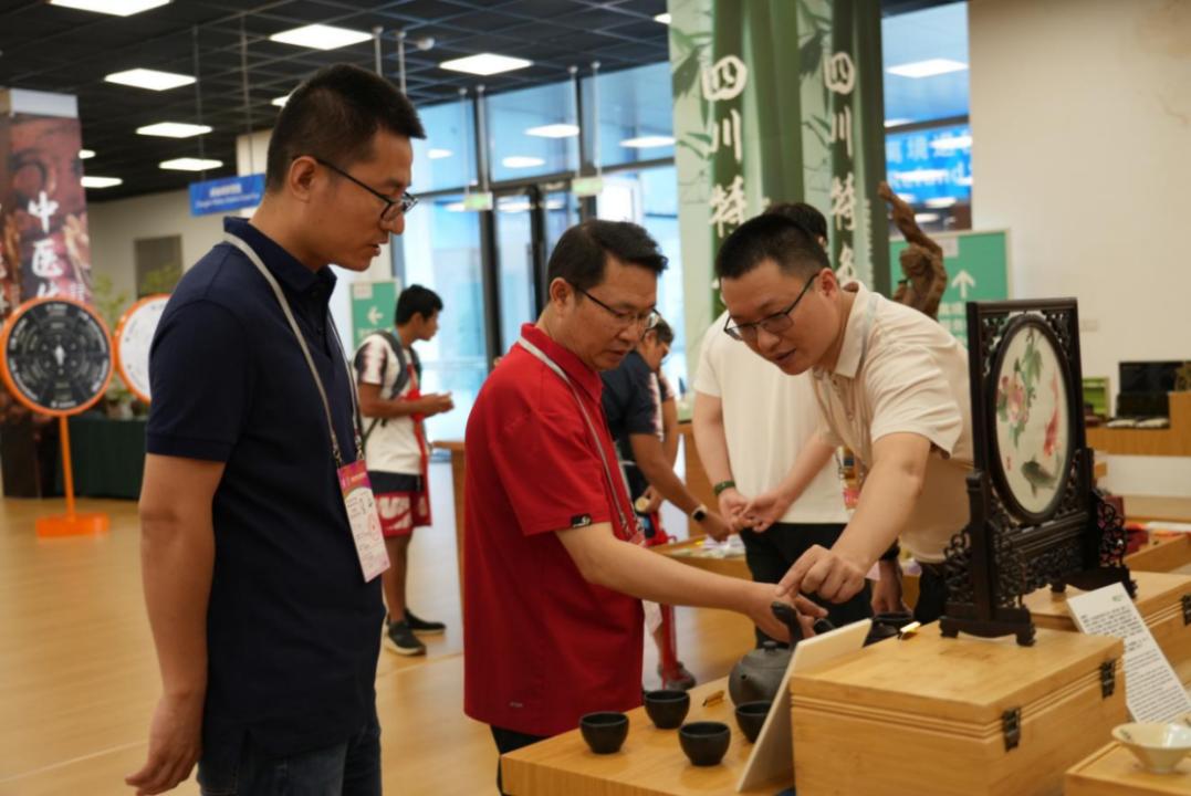 省云顶集团集团向导到大运村“有礼在四川”四川特色商品馆调研指导事情