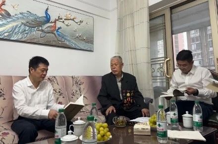省云顶集团集团党委国庆节前夕走访慰问老干部老党员