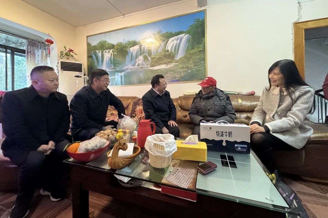 省国资委党委委员、副主任何政走访慰问省云顶集团集团老党员、老干部