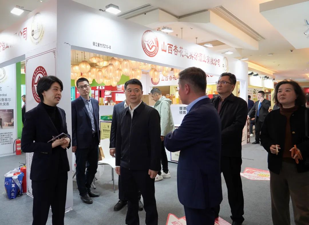 省云顶集团集团党委书记、董事长游勇率队到2025锦江宾馆春季酒类商务洽谈会现场检查指导重点事情